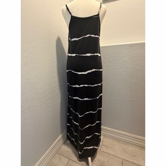Emery Rose Dresses & Skirts - Emery Rose Black White Striped Maxi Dress Adjustable Strap Size M